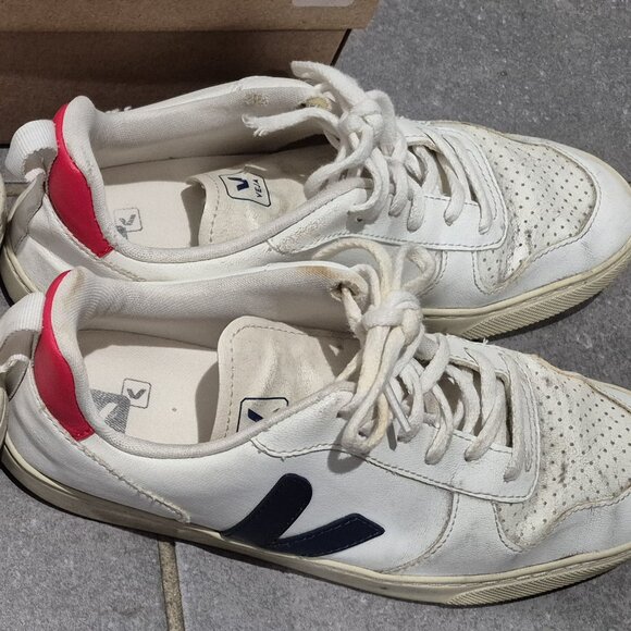 2 Pairs Womens VEJA Sneakers Size 8 - Picture 3 of 6